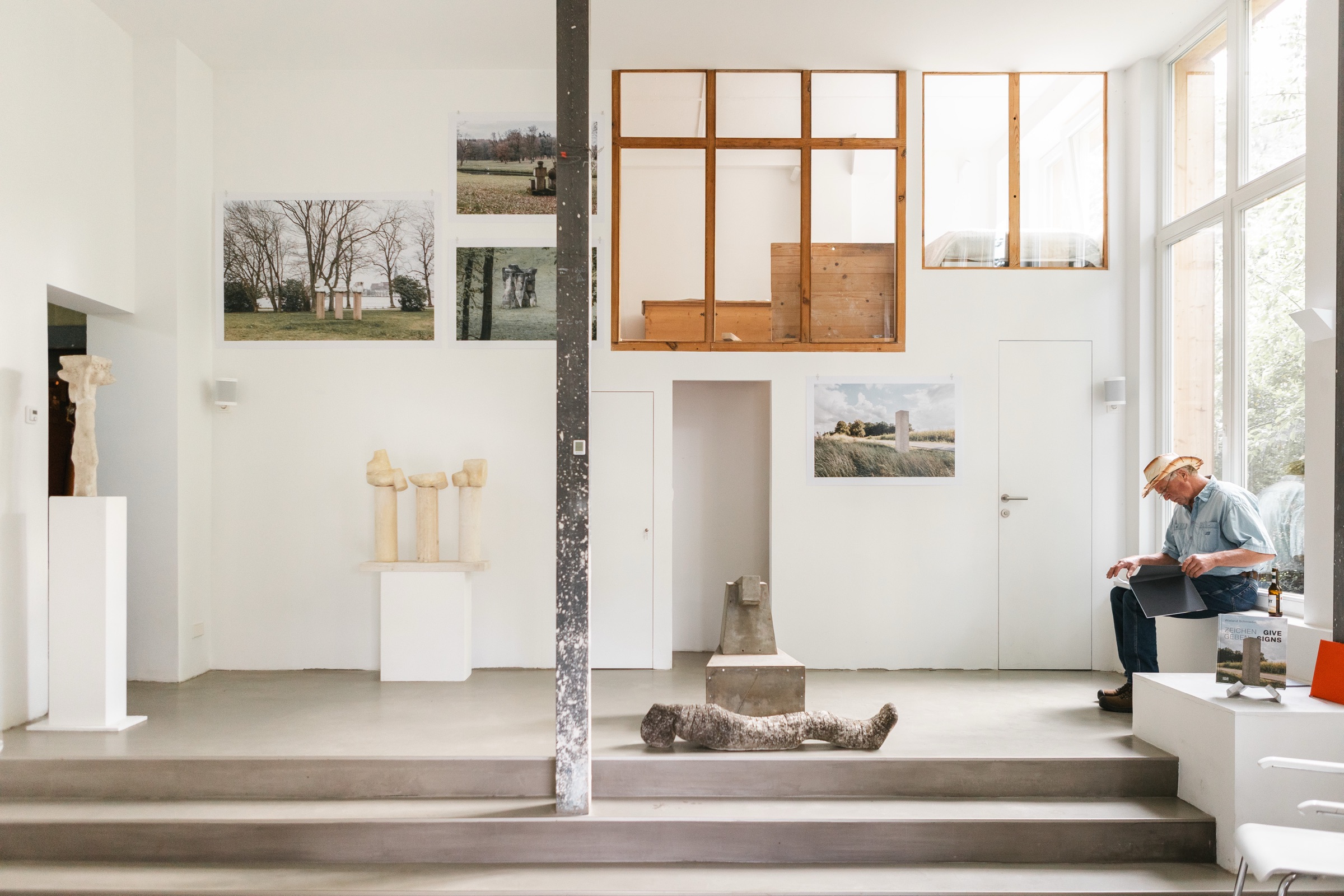 Galerie-Innenraum mit Werken Wieland Schmiedels