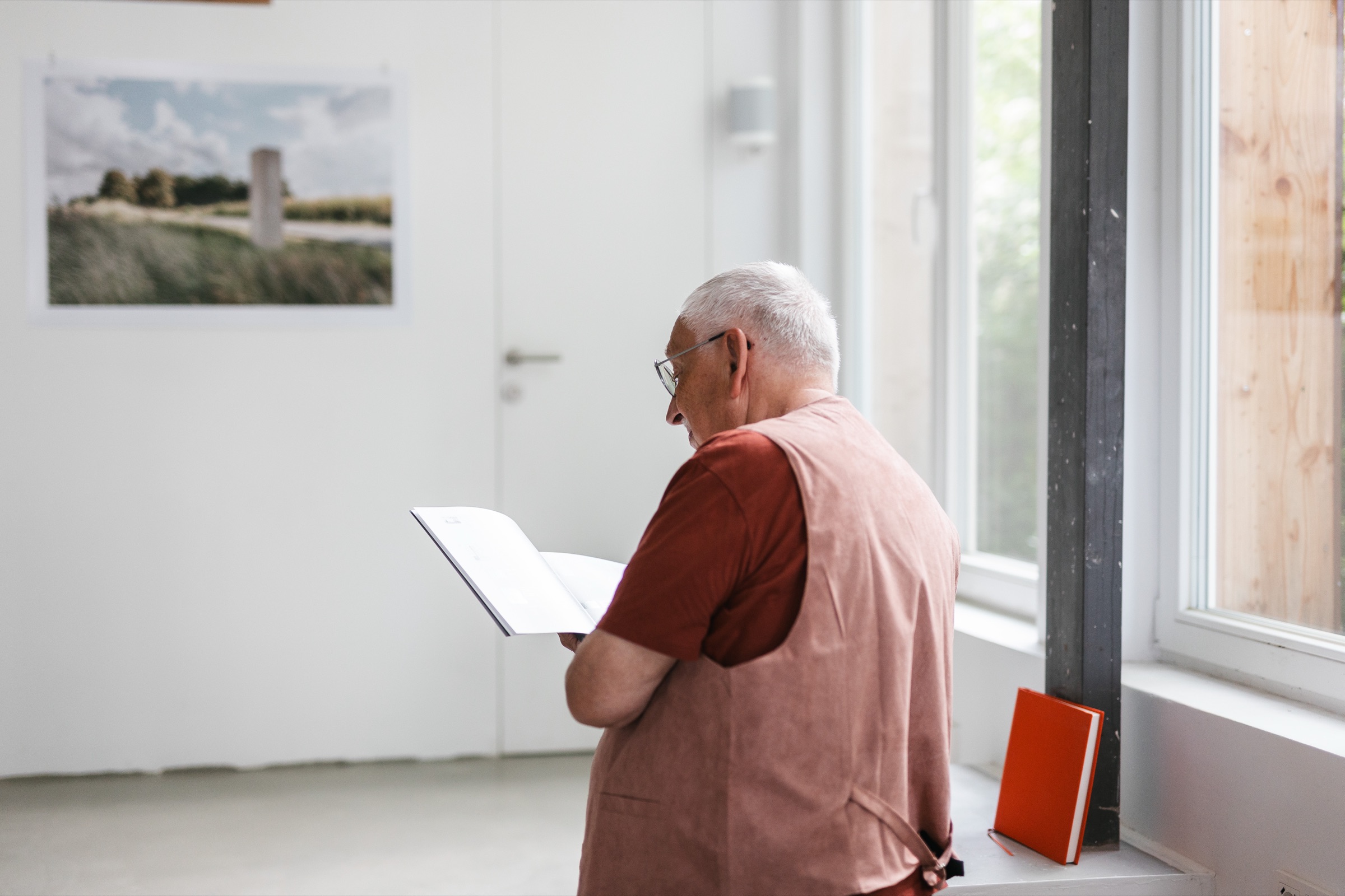 Norbert Eisold liest im Buch »Zeichen geben«