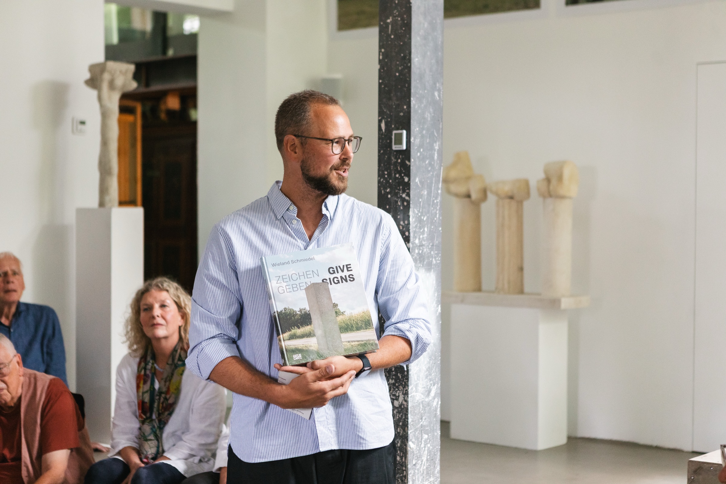 Tom Schmiedel stellt das Buch vor