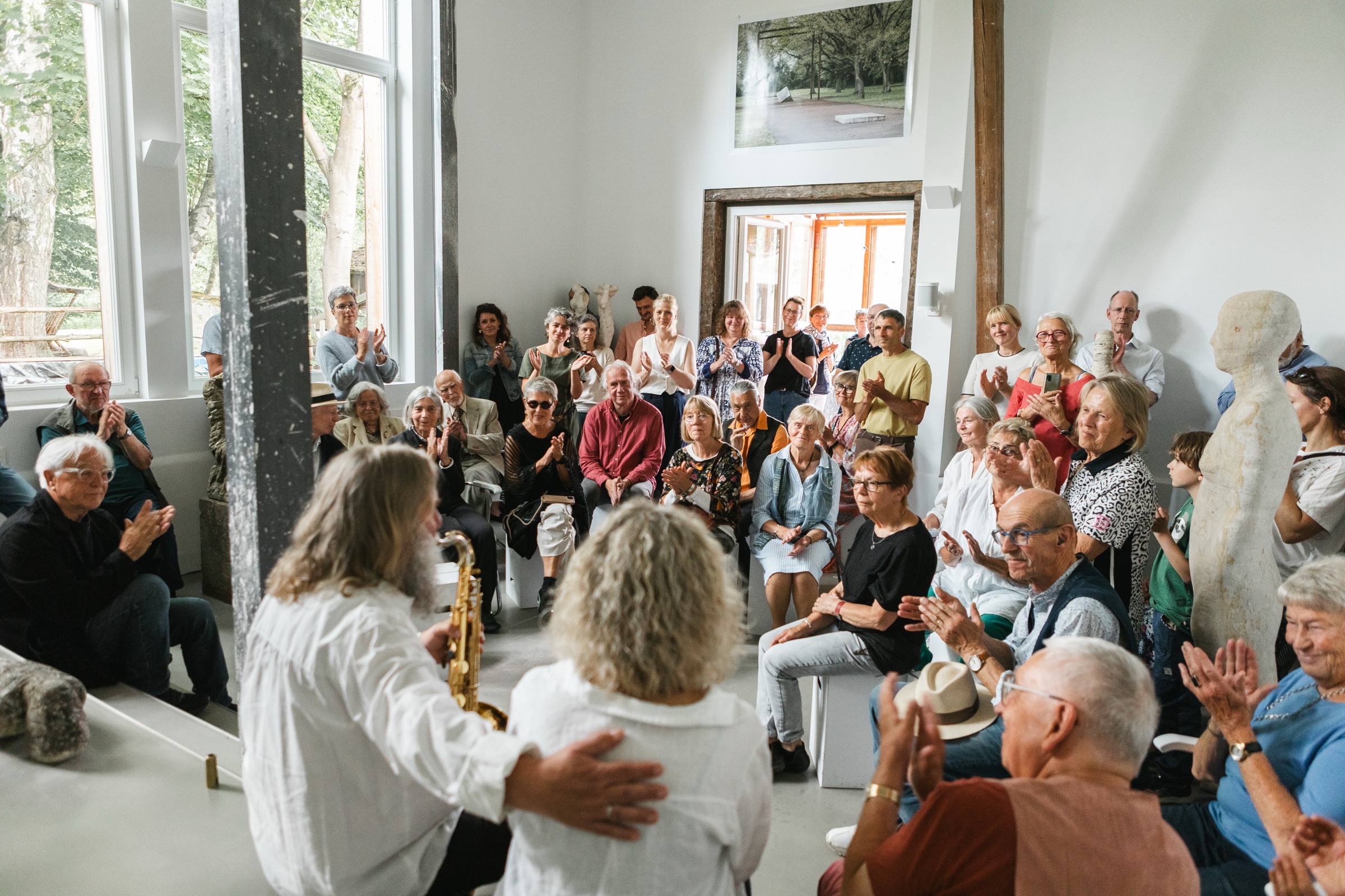 Voller Ausstellungsraum, Applaus